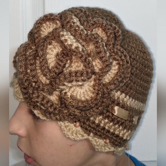 #635 NWT Handmade Kids winter hat with flower. Size: 4T - Picture 3 of 8